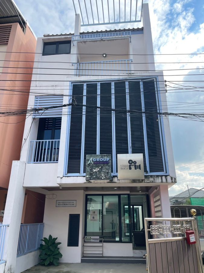 - ขายด่วน ทาวน์โฮม 3 ชั้น หลังมุม ทำเลทอง ลาดพร้าว 18 แยก 4 MRT 700 ม. Home Office ได้ มีห้อง Studio