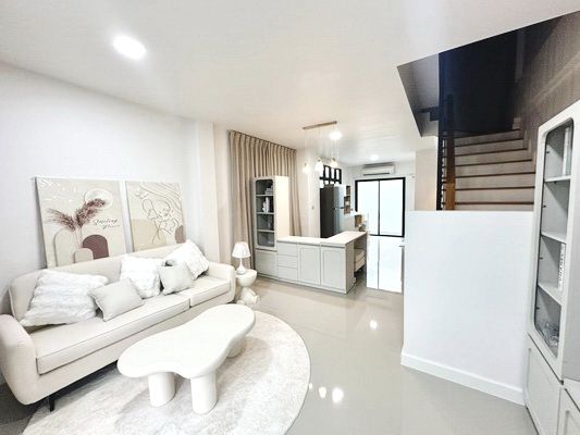 - ทาวน์โฮม 3 ชั้น สรงประภา ซอย 7 / 3 ห้องนอน 3 ห้องน้ำ / 20 ตรว. 165 ตรม. **25,000**