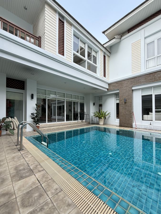 - ให้เช่าบ้านเดี่ยวหรูพูลวิลล่า สุขุมวิท 36 ใกล้ BTS ทองหล่อ เพียง 310 เมตร