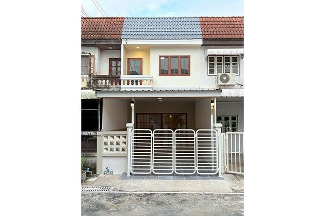 - ทาวน์เฮ้าส์ 2 ชั้น หมู่บ้านบัวทอง ซอย 24/2 ใกล้เซ็นทรัล เวสต์เกต