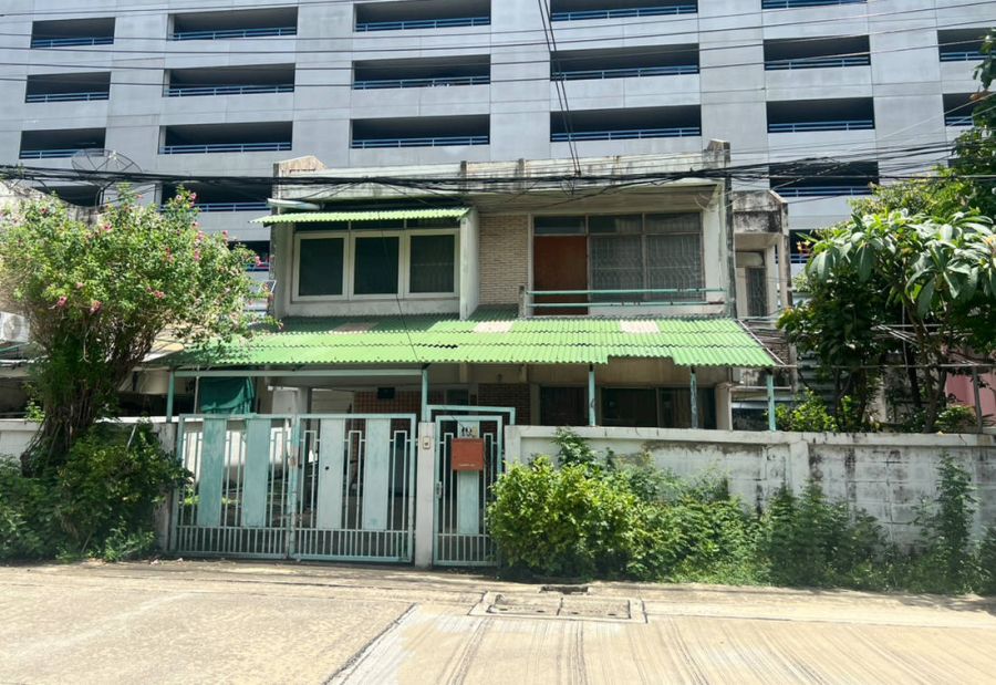 - ขายบ้านเดี่ยวจตุจักร เลขที่ 101 ซอยพหลโยธิน 19/1 เขตจตุจักร เนื้อที่ 56 ตร.วา 3 ห้องนอน 3 ห้องน้ำ ใกล้เซ็นทรัลลาดพร้าว