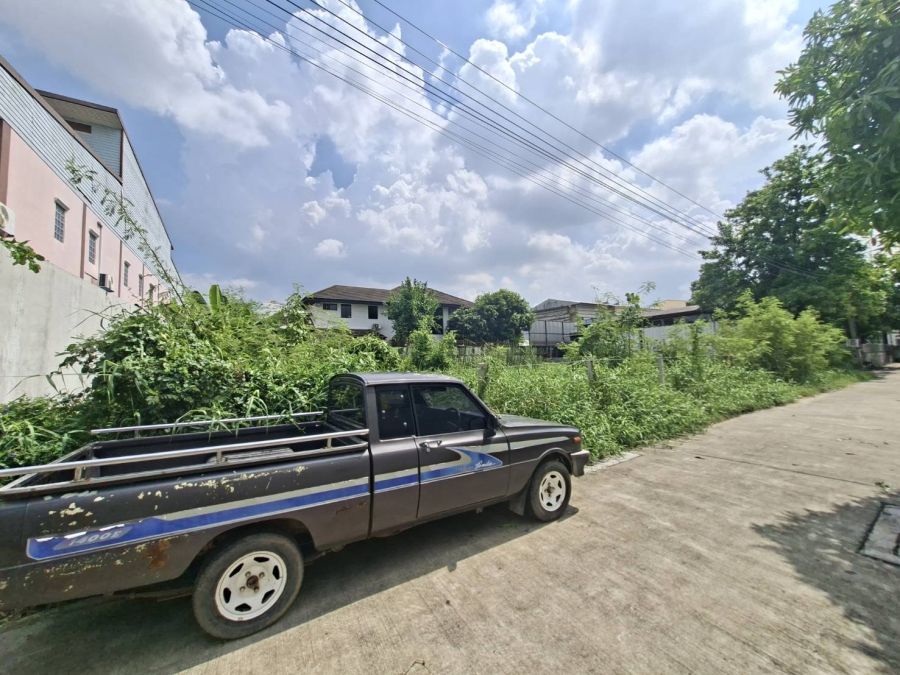 - ขายที่ดิน 200 วา ใกล้สวนนวมินทร์ภิรมย์ อยู่ถนนนวมินทร์ 59 แยก 2 ห้ากว้าง 33 เมตร ลึก 24 เมตร ซอยนวมินทร์ 59 แยก2 แขวงนวมินทร์ เขตบึงกุ่ม กรุงเทพมหานคร