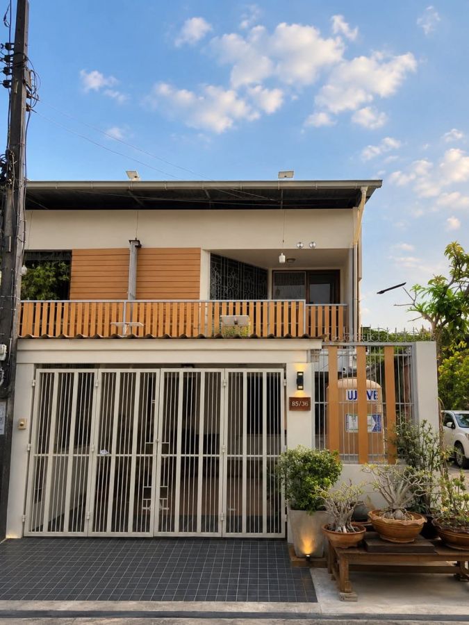 - ให้เช่า ทาวน์เฮ้าส์ รีโนเวทใหม่ หมู่บ้าน เสียงสนนิเวศน์ สุขุมวิท 68 พร้อมเข้าอยู่ ราคา 20,000 บาท/เดือน