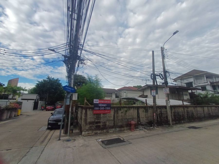 - ที่ดินพร้อมสิ่งปลูกสร้างใจกลางกรุง พหลโยธินซอย 8 เดินทางสะดวกเข้าออกได้หลายทาง