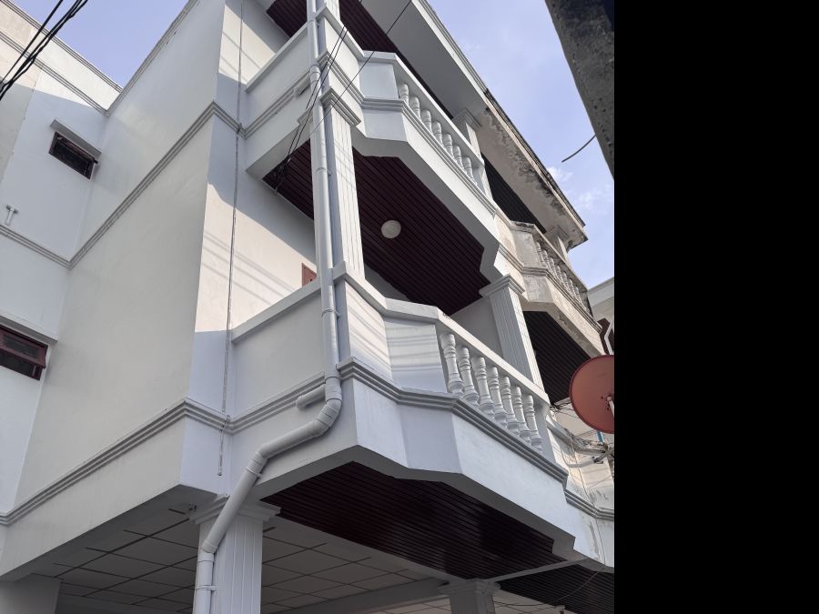 - ให้เช่าบ้านทาวน์เฮาส์ 3 ชั้นรีโนเวทใหม่ทั้งหลัง พร้อมเข้าอยู่ 4 ห้องนอน 3ห้องน้ำ พื้นที่ใช้สอยขนาดใหญ่ มีแอร์