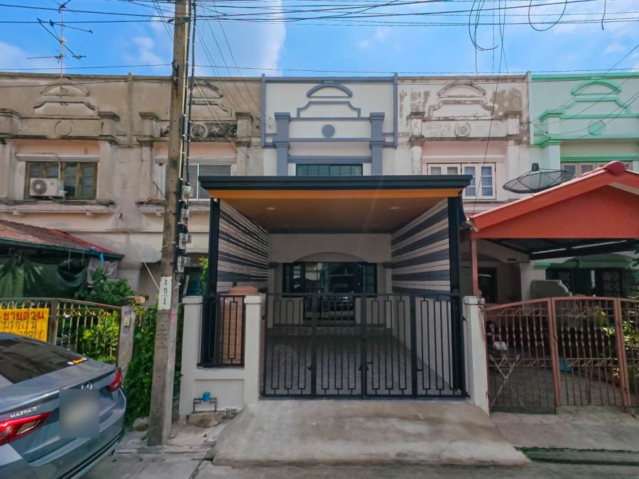 - ขายทาวน์เฮ้าส์ 2 ชั้น พูนสินธานี 1 เคหะร่มเกล้า 64 เนื้อที่ 23 ตรว. 3 นอน 2 น้ำ บ้านกว้างพร้อมอยู่