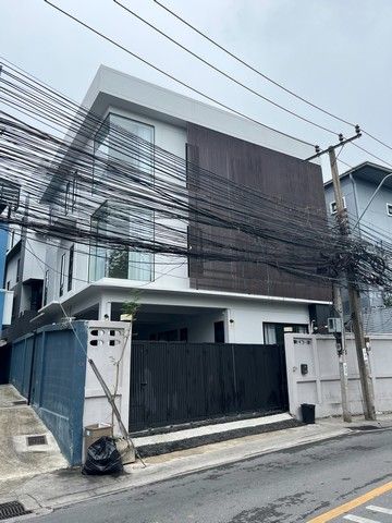 - อาคาร 3 ชั้น สภาพใหม่ให้เช่า 100 ตารางวา 360 ตารางเมตร แอร์ 6ซอย 20 มิถุนา ย่านสุทธิสาร