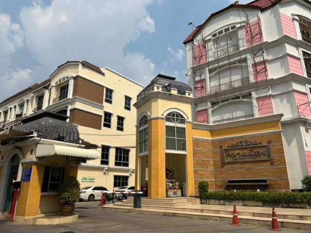 - ขายหรือเช่าบ้านกลางเมือง แยกรัชดา-ลาดพร้าวชั้น3มี4นอน3น้ำพื้นที่200ตร.ม.แอร์5เครื่องซื้แล้วเข้าอยู่ได้เลยเช่าเพียง300000บาท/เดือน