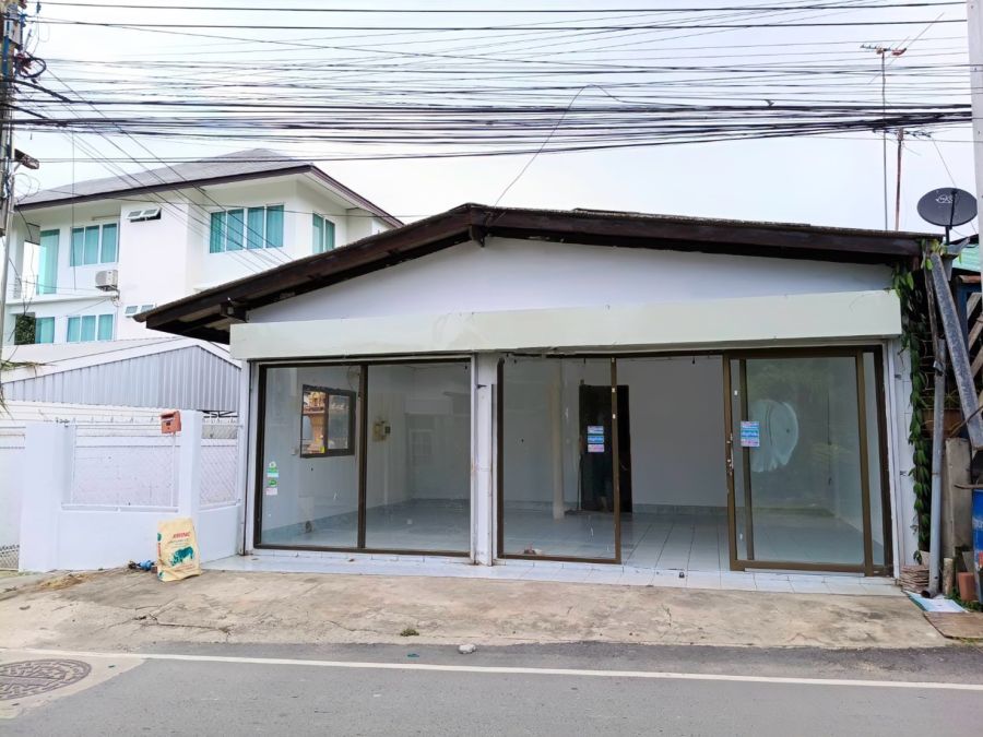 - ขายบ้าน 2 ชั้น พร้อมอาคารหน้าร้าน บางเสร่ สัตหีบ ใกล้หาดบางเสร่ เหมาะลงทุนและทำธุรกิจ