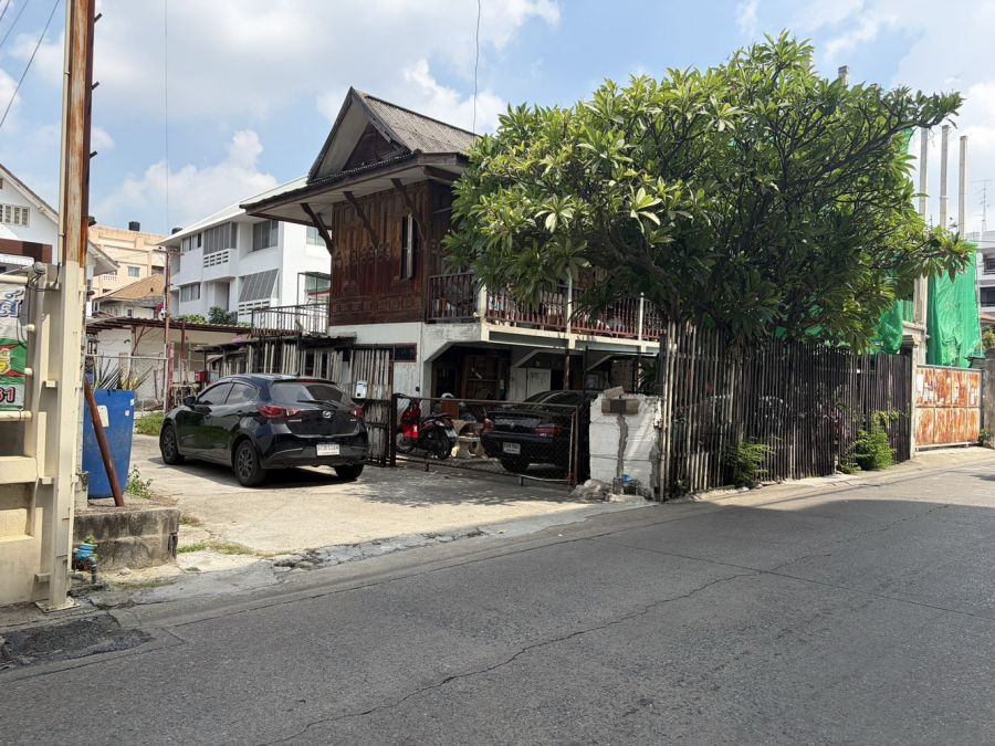 - ขายที่ดิน 1 ไร่ 21 ตร.วา พร้อมสิ่งปลูกสร้าง ซอยลาดพร้าว 80 แยก 12 ใกล้ MRT มหาดไทย ราคา 48 ล้านบาท