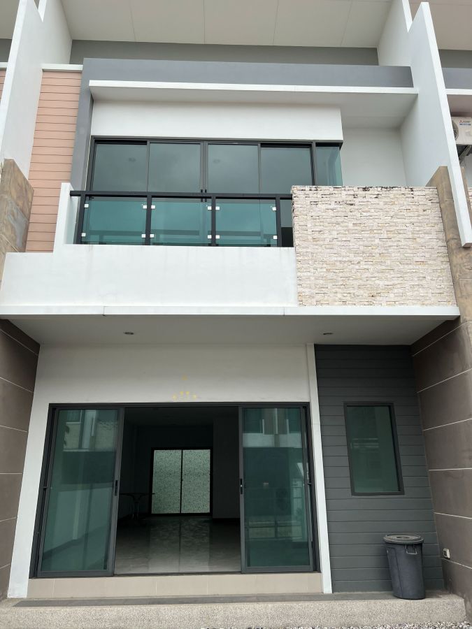 - ขายด่วน! ทาวน์โฮม 2 ชั้น โครงการ Living Residence รังสิต-ราชพฤกษ์ ติดถนนใหญ่ ใกล้รถไฟฟ้าสายสีแดง 5 นาที