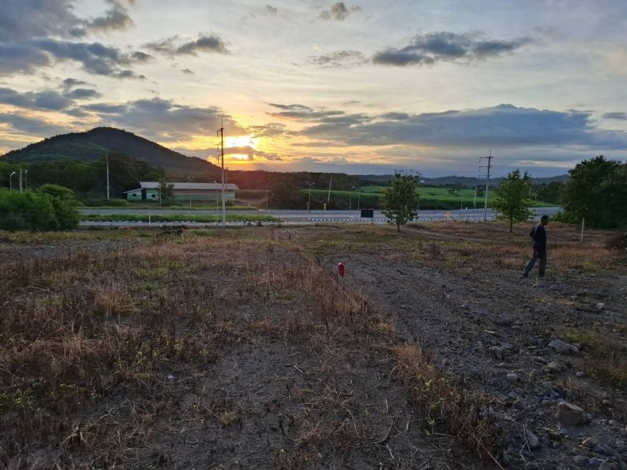 - ขายที่ดินทำเลทอง ติดถนนมะลิวัลย์ จังหวัดเลย วิวภูเขาสวย