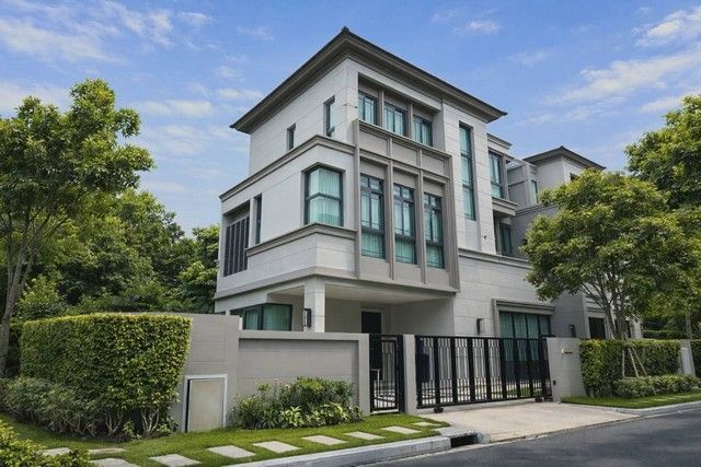 - บ้านแฝด 3 ชั้น โครงการ เดอะ ซอนเน่ ศรีนครินทร์บางนา ขนาดที่ดิน 48.4 ตร.วา พื้นที่ใช้สอย 245 ตร.ม.