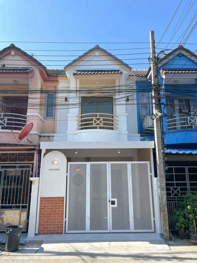 - ขายทาวน์เฮ้าส์ 2 ชั้น รีโนเวทมินิมอล มูจิ หมู่บ้านร่มโพธิ์ บางบัวทอง ใกล้ MRT บางพลู ทำเลติดถนนใหญ่ พร้อมอยู่ ฟรีโอน!