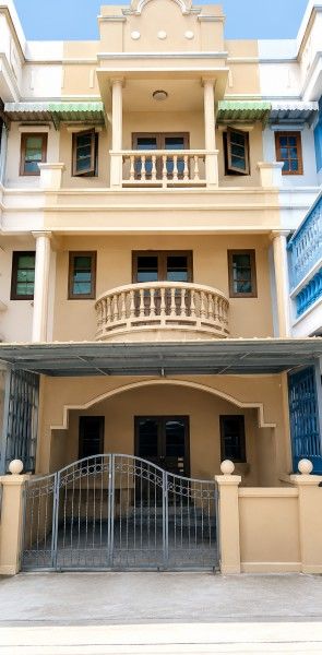 - รีโนเวทใหม่ 6นอน สาธุประดิษฐ์ 43-53 ทาวน์เฮ้าส์ 3 ชั้น 3น้ำ 25ตร.ว. 2แอร์ 275 ตร.ม. จอดรถ 2 คัน ใกล้ตลาดรุ่งเจริญ 500 ม.
