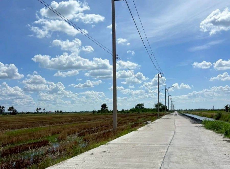 - ที่ดินลำลูกกา ติดถนนคอนกรีต น้ำไฟพร้อม ห่างถนนลำลูกกา 5 ก.ม.