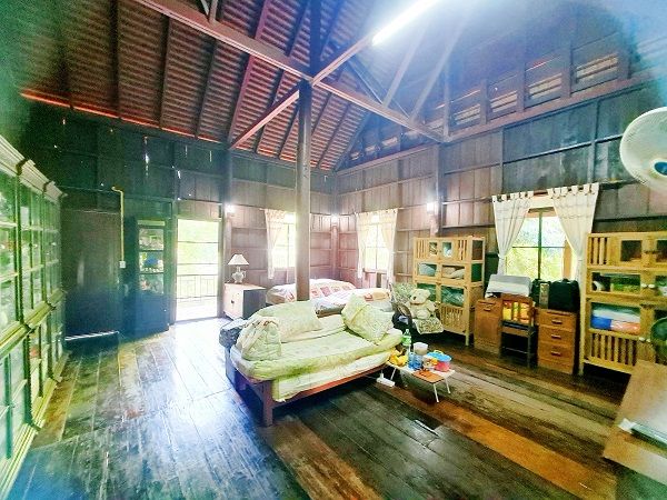 - บ้านสวนพร้อมเรือนไทยอิสาน ต้นไม้ใหญ่กว่าพันต้นอายุเกือบ 20ปี ติดบึงหนองดู่แค่ถนนกั้น เงียบสงบ บรรยากาศดีมาก ใกล้แหล่งท่องเที่ยว อ.เวียงเก่า ขอนแก่น