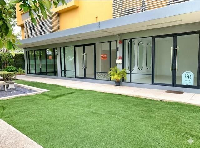 - โอกาสสำหรับผู้ที่ต้องการทำเลค้าขายที่ไร้คู่แข่งคอนโดมิเนียมผู้พักอาศัยกว่า 500 ยูนิต แต่มีผู้ค้าน้อยราย ธุรกิจไม่ซ้ำกัน เพียง 2.2ล้าน