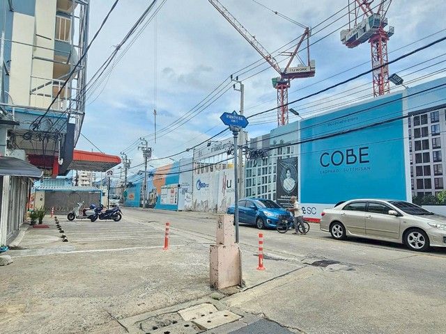 - ขายที่เปล่าพร้อมบ้านลาดพร้าว 64 แยก1แหล่งชุมชน กำลังสร้างคอนโด