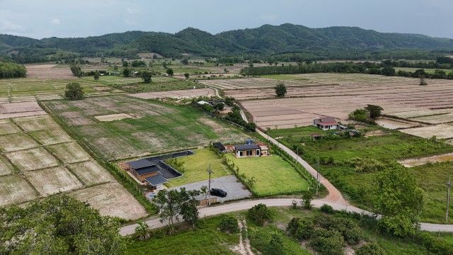- ขายบ้านสวนพร้อมที่ดิน 12 ไร่เศษ อเมืองเชียงราย ตห้วยสัก เหมาะทำคาเฟ่และฟาร์มสเตย์ เดินระบบไฟใต้ดินเรียบร้อย