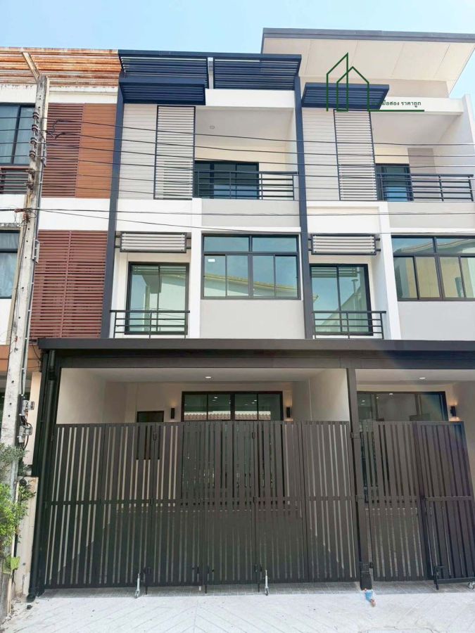 - ทาวน์โฮม 3 ชั้น ซิกเนเจอร์ วัชรพล 2 ใกล้ตลาดถนอมมิตรเพียง 50 เมตร