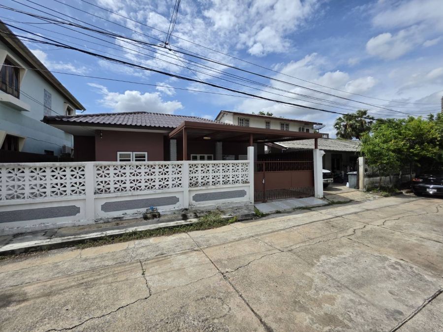 - ให้เช่าบ้านเดี่ยวชั้นเดียว รีโนเวทใหม่ทั้งหลัง หมู่บ้านธนินทร ดอนเมือง