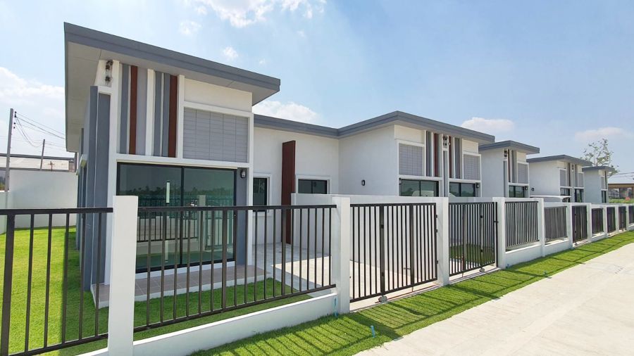 - GRAND TOWN 3 บ่อวิน ศรีราชา ทาวน์โฮมสไตล์โมเดิร์น พร้อมสระว่ายน้ำ ฟิตเนส และสวนส่วนกลาง 2 ห้องนอน