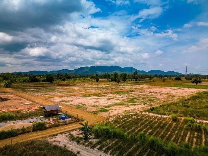 - ที่ดินชะอำ อยู่ติดชุมชน มีเพื่อนบ้าน วิวเขารอบแปลง เหมาะกับซื้อทำบ้านพักตากอากาศ บ้านสวน