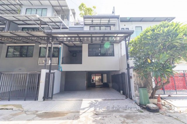 - ขาย ทาวน์โฮม 3 ชั้น ทำเลทอง ซอยภาวนา 5 (ลาดพร้าว 41) | ตอบโจทย์อยู่อาศัย & โฮมออฟฟิศ สภาพใหม่กิ๊ก พร้อม Rooftop ส่วนตัว!