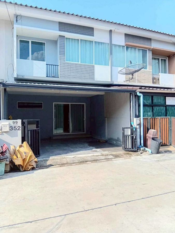 - ขายบ้านทาวน์โฮม 2 ชั้น หมู่บ้าน The Trust Town วงแหวน - ลําลูกกา เนื้อที่ 19.8 ตารางวา 3 ห้องนอน ตำบลบึงคำพร้อย อำเภอลำลูกกา จังหวัดปทุมธานี