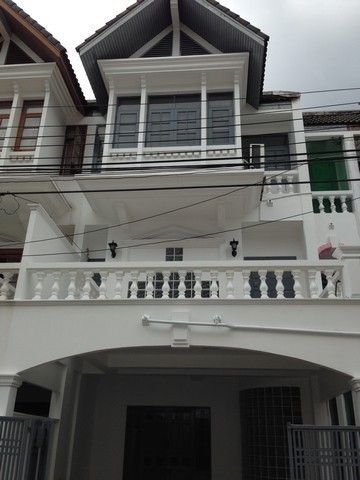 - ให้เช่าทาวน์ 3.5 ชั้น 30 ตร.วา 250 ตรม .ถนน นราธิวาส 16 เหมาะอยู่อาศัย หรือ ออฟฟิศ