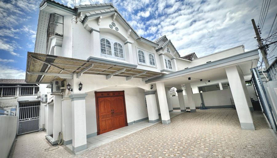 - หมู่บ้านรังสิยา อุดมสุข 58 บ้านเดี่ยวรีโนเวทใหม่ 70 ตารางวา 4 ห้องนอน 4 ห้องน้ำ ตกแต่งครบ
