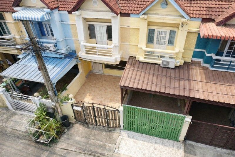 - ทาวน์เฮ้าส์ 2 ชั้น สายไหม มารวย สะพานใหม่ ดอนเมือง เชื่อมต่อถนนสายไหม และถนนพหลโยธิน ใกล้วัดเกาะสุวรรณาราม 700 ม.21 ตร.ว