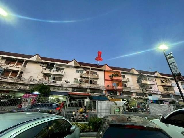 - ขายอาคารพาณิชย์ตรงข้ามหน้าห้างฟู้ดแลนด์ซอยสายไหม 56 รวม2อาคารติดกัน ตีทะลุกันได้เป็นทาวน์เฮาส์รวมเนื้อที่ 42.4 ตรว