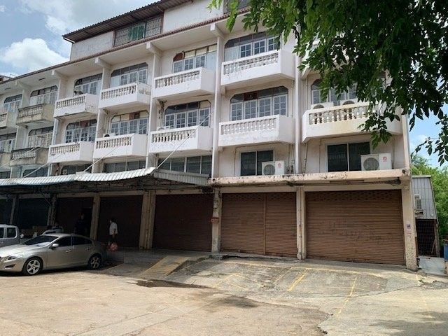 - ให้เช่าอาคารสำนักงาน 5 คูหา หมู่บ้านสุนทร5 ถ.บางบอน3 มี รง.4 สำหรับทำโรงงานเครื่องประดับ
