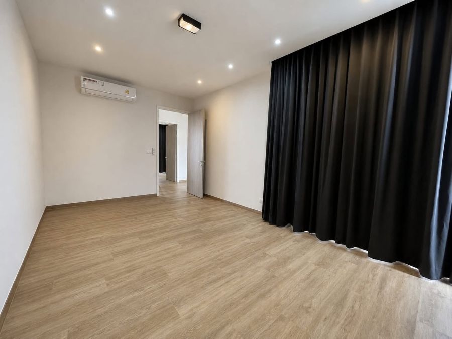 - ให้เช่าทาวน์โฮมหรู 3.5 ชั้น AIRES รัชดา-ลาดพร้าว เหมาะทำ Home Office ใกล้ MRT 750 ม.!