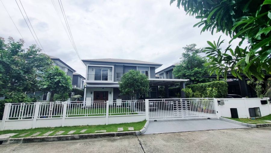 - ขายบ้าน เดอะเซนโทร วัชรพล ขนาด 76.5 ตรว. หน้าบ้านกว้างมาก ใกล้ทางด่วนและรถไฟฟ้า พร้อมอยู่