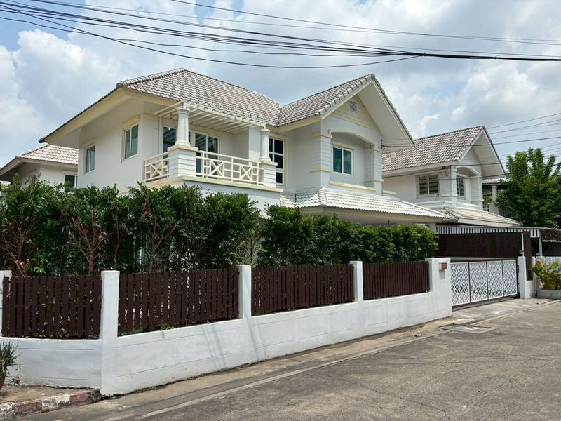 - ให้เช่า/ขายบ้านเดี่ยว 2 ชั้น หมู่บ้าน บ้านสวนราชา รามอินทรา เนื้อที่ 64.40 ตร.ว. พร้อมเฟอร์นิเจอร์ 4 ห้องนอน