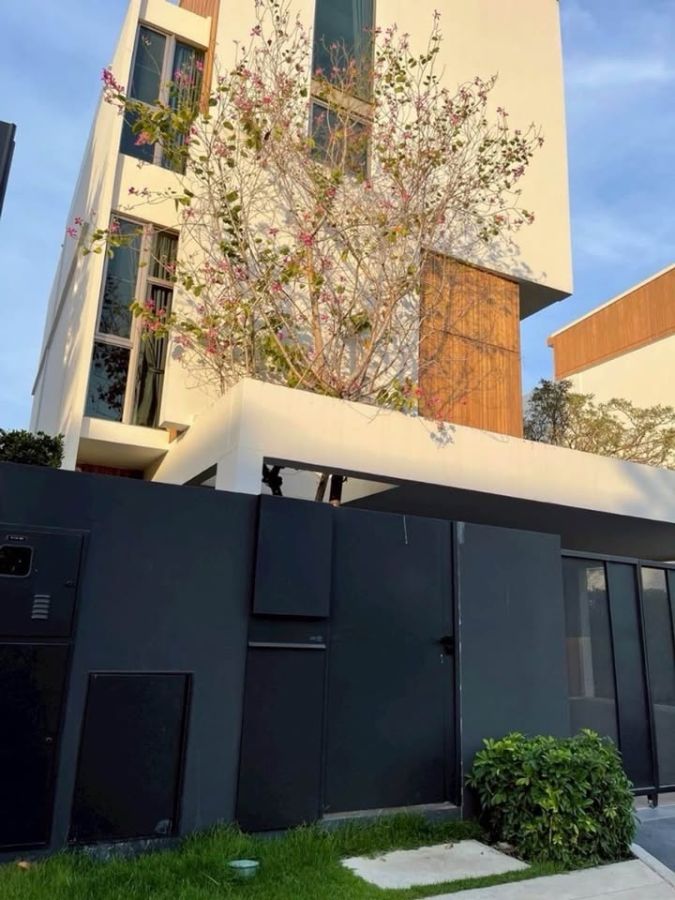 - ให้เช่าบ้านเดี่ยว VIVE พระราม 9 บ้านหรู 3 ชั้น จาก Land & Houses บรรยากาศเงียบสงบ วิวสวย พร้อมเข้าอยู่