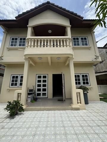 - ให้เช่าบ้านเดี่ยวหลังใหญ่ซอยรามคำแหง 36 พื้นที่ 103 ตรว. 5 ห้องนอน 5 ห้องน้ำ เหมาะสำหรับพักอาศัย ทำเลดีเดินทางสะดวกใกล้เดอะมอลล์บางกะปิ