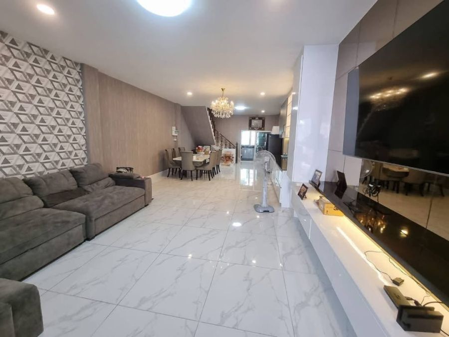 - ให้เช่าบ้าน 4 ชั้น ย่านสุทธิสาร พื้นที่ใหญ่ 320 ตร.ม. ใกล้ MRT 450 ม. (Pet-Friendly & รับต่างชาติ!)
