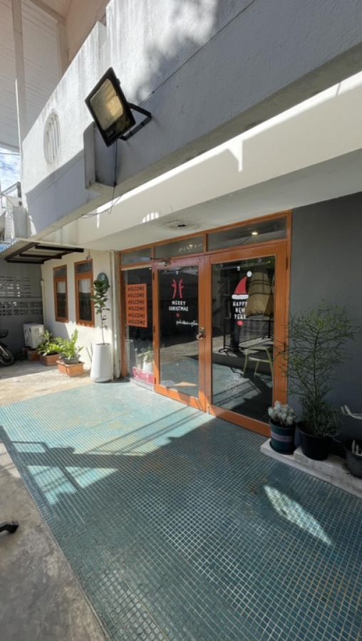 - บ้านเดี่ยวพร้อมพื้นที่ธุรกิจ พระราม 9 ร้านกาแฟพร้อมกิจการได้ทันที เนื้อที่ขนาด 63 ตารางวา