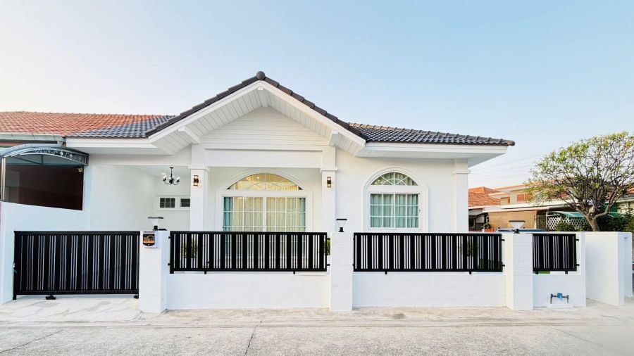 - ขายบ้านรีโนเวทใหม่ 3 ห้องนอน ในโครงการ คลาสสิค โฮม วิลเลจ พัทยา เขาน้อย