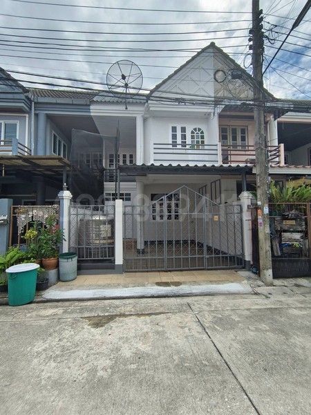 - ขายทาวน์เฮ้าส์ 2 ชั้น บ้านรีโนเวทใหม่ พร้อมอยู่ ทำเลดี บดินทร์รักษา 3 ซอย 8 ท่าแร้ง เนื้อที่ 20 ตรว 3นอน 2น้ำ