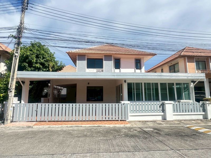 - บ้านสวย รีโนเวทใหม่ทั้งหลัง พร้อมลงเฟอร์นิเจอร์ใหม่ให้แล้ว ใครกำลังมองหาบ้านเช่า บอกเลยว่าฟีลเหมือนได้อยู่บ้านใหม่เลยค่ะ!