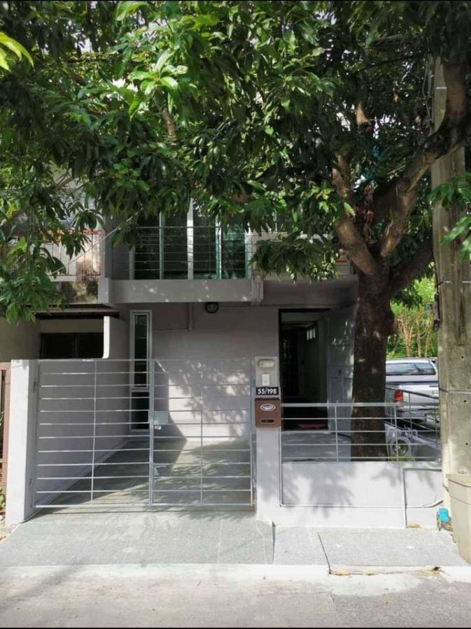 - ให้เช่าโฮมออฟฟิศ ทาวน์โฮม 3 ชั้น งามวงศ์วาน ใกล้แยกพงษ์เพชร