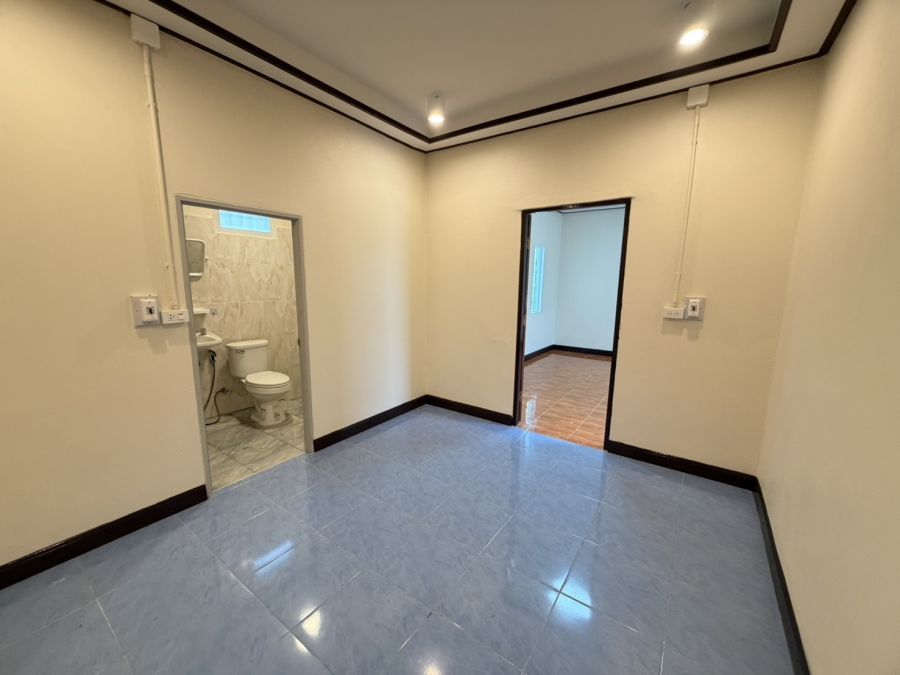 - บ้านสุพรรณบุรี ไกล้ถนนลาดยาง 3 ห้องนอน 3ห้องน้ำ 1 ห้องโถง