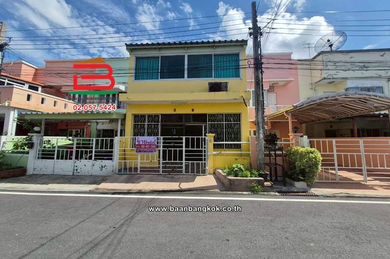 - ทาวน์เฮาส์ 2 ชั้น เนื้อที่ 18 ตร.ว. หมู่บ้านบัวทอง (ซอย 17/2/3), ใกล้สถานีรถไฟฟ้า MRT คลองบางไผ่ ถนนกาญจนาภิเษก ตำบลบางรักพัฒนา อำเภอบางบัวทอง นนทบุรี