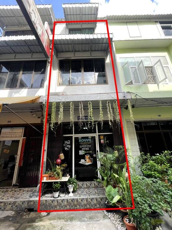 - ขายอาคารพาณิชย์ 3 ชั้น ย่านสาทร พร้อมผู้เช่า ราคาขาย 4,000,000 บาท