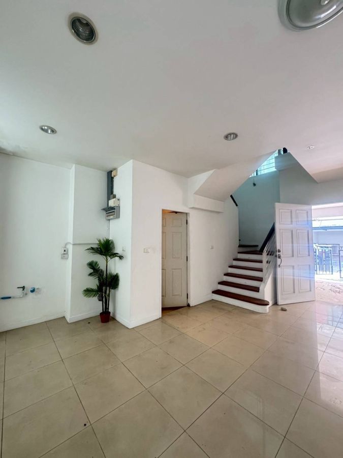 - ขาย / ให้เช่า โฮมออฟฟิศหรู 3.5 ชั้น โครงการบ้านกลางกรุง บางนา-ตราด กม.3